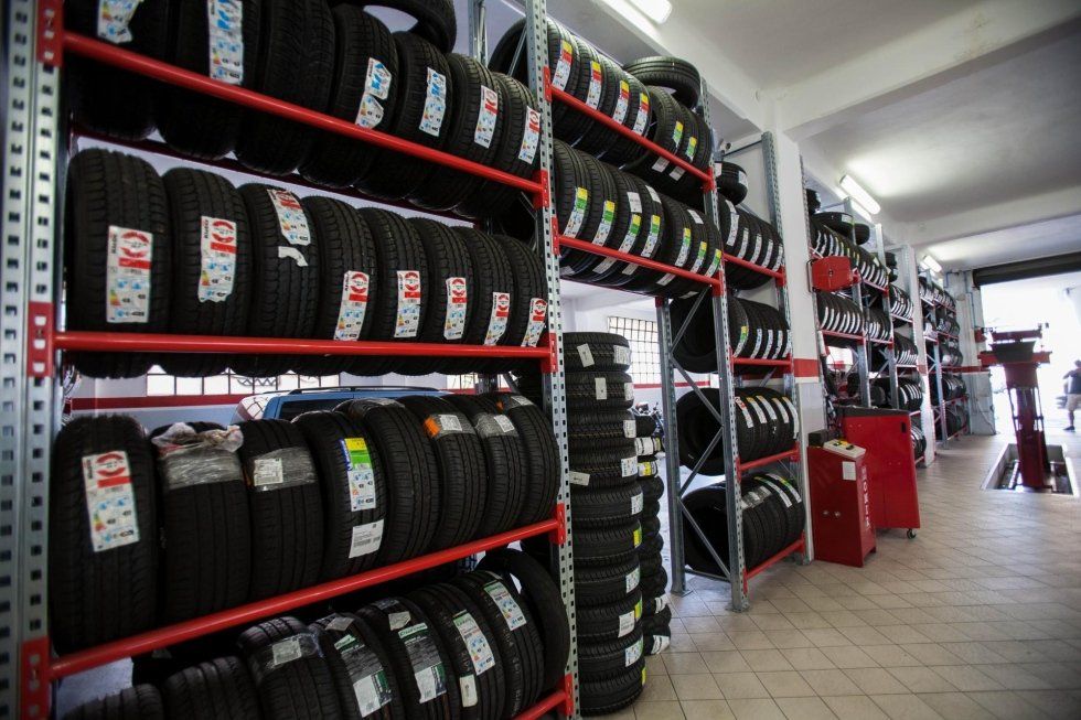 scaffali per la custodia di gomme