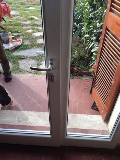 Il catalogo di AL propone anche numerosi modelli di porta finestre, eleganti e sicuri.