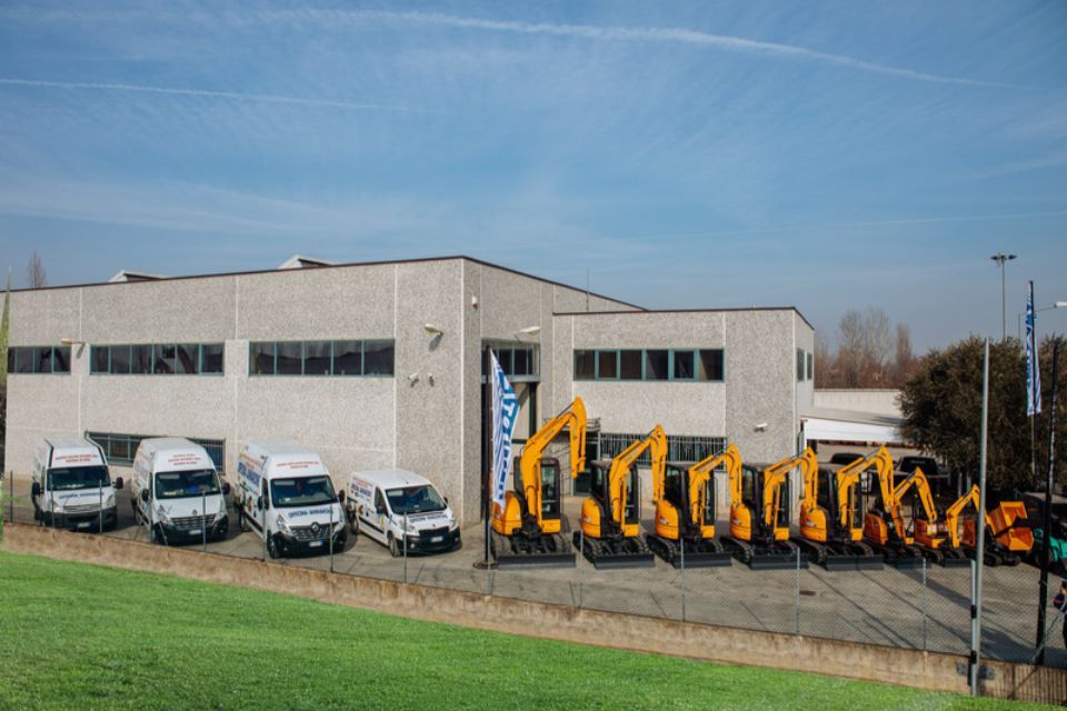 automezzi per il movimento terra dell'azienda