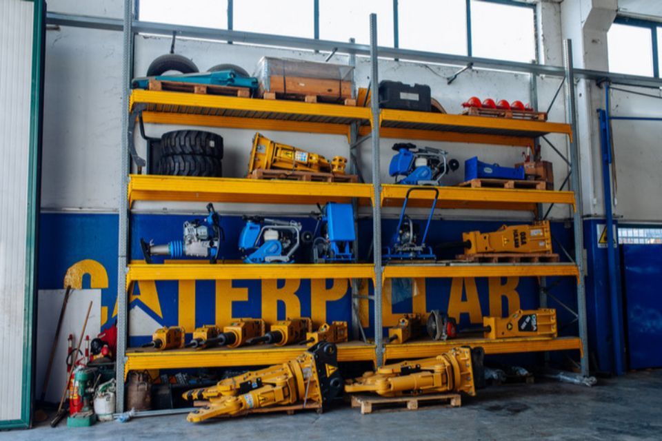 magazzino interno dell'officina