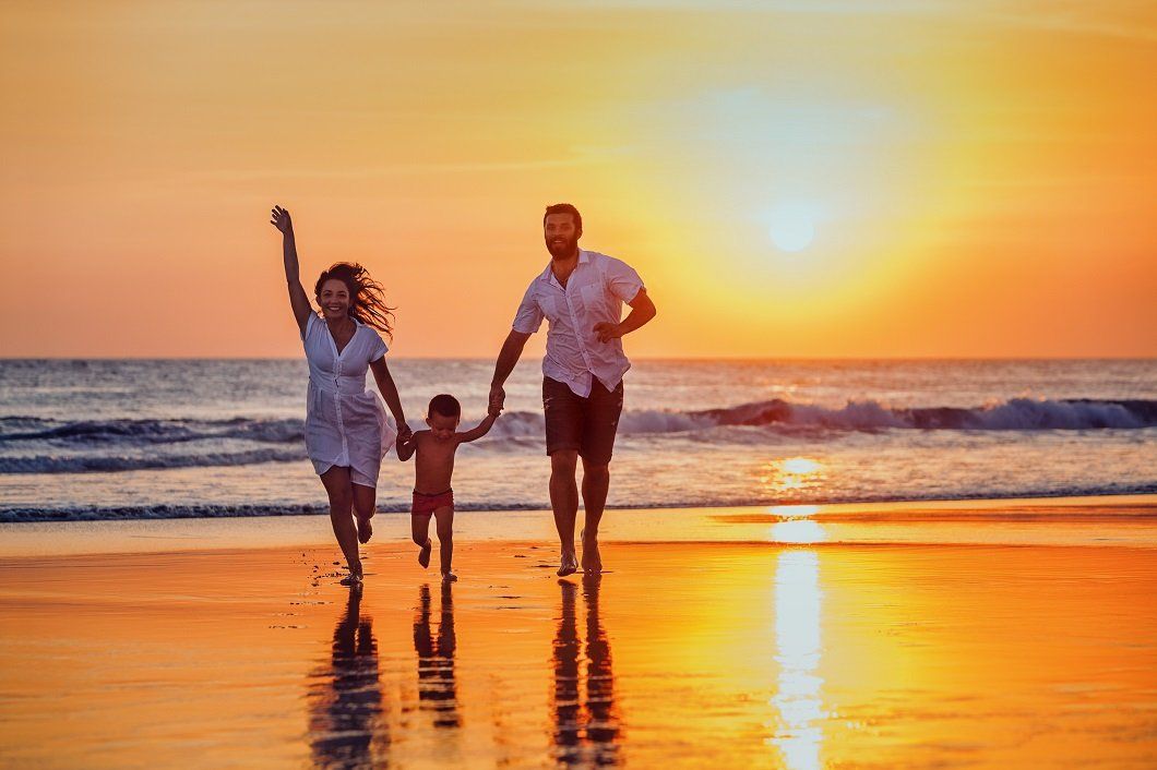 Famiglia al mare al tramonto