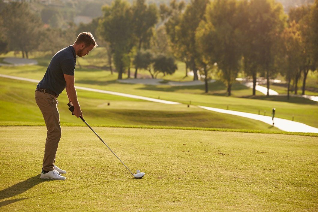 Giovane che gioca a golf