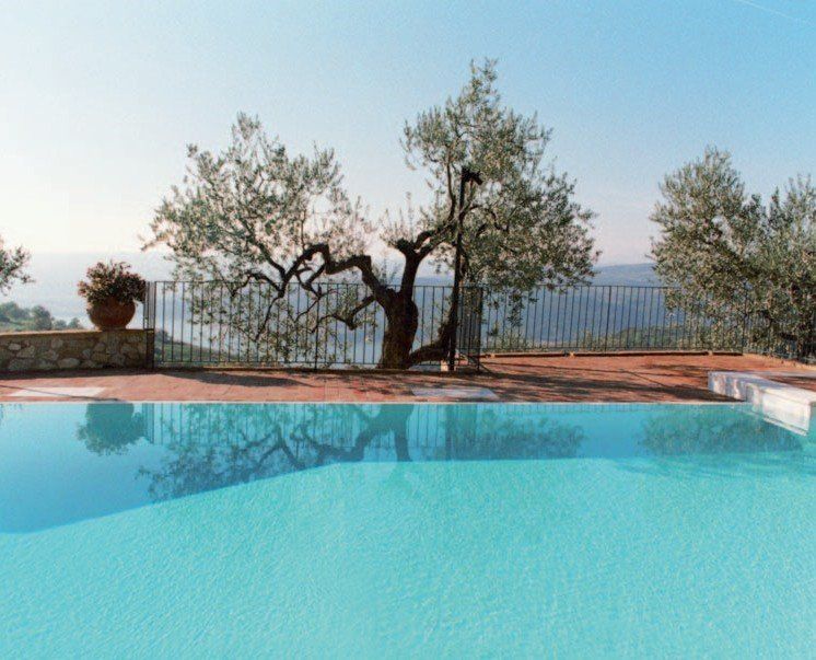 Realizzazione di piscina esterna a sfioro a Modena