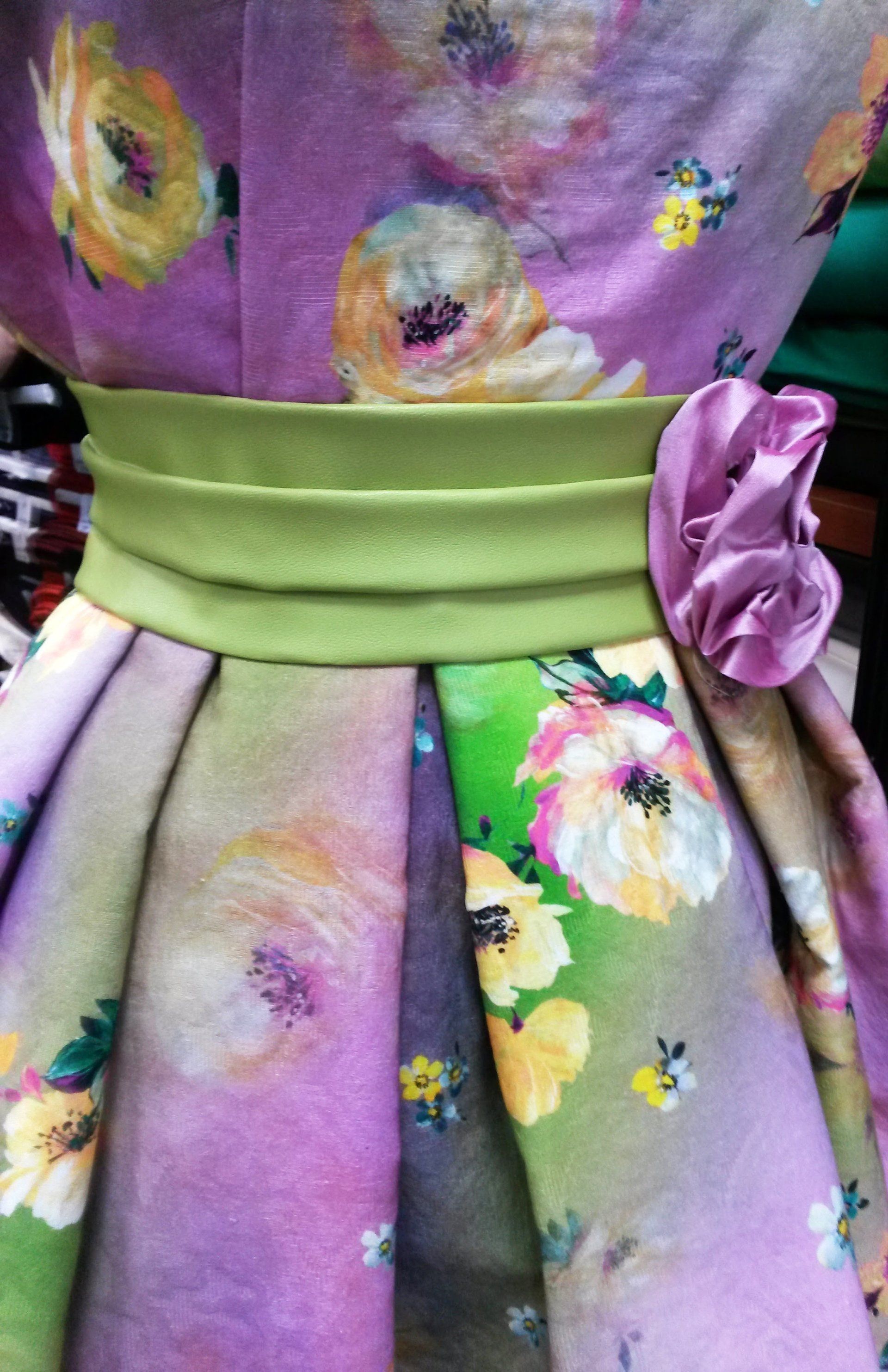 Paarse bloemenjurk met mosgroene ceintuur