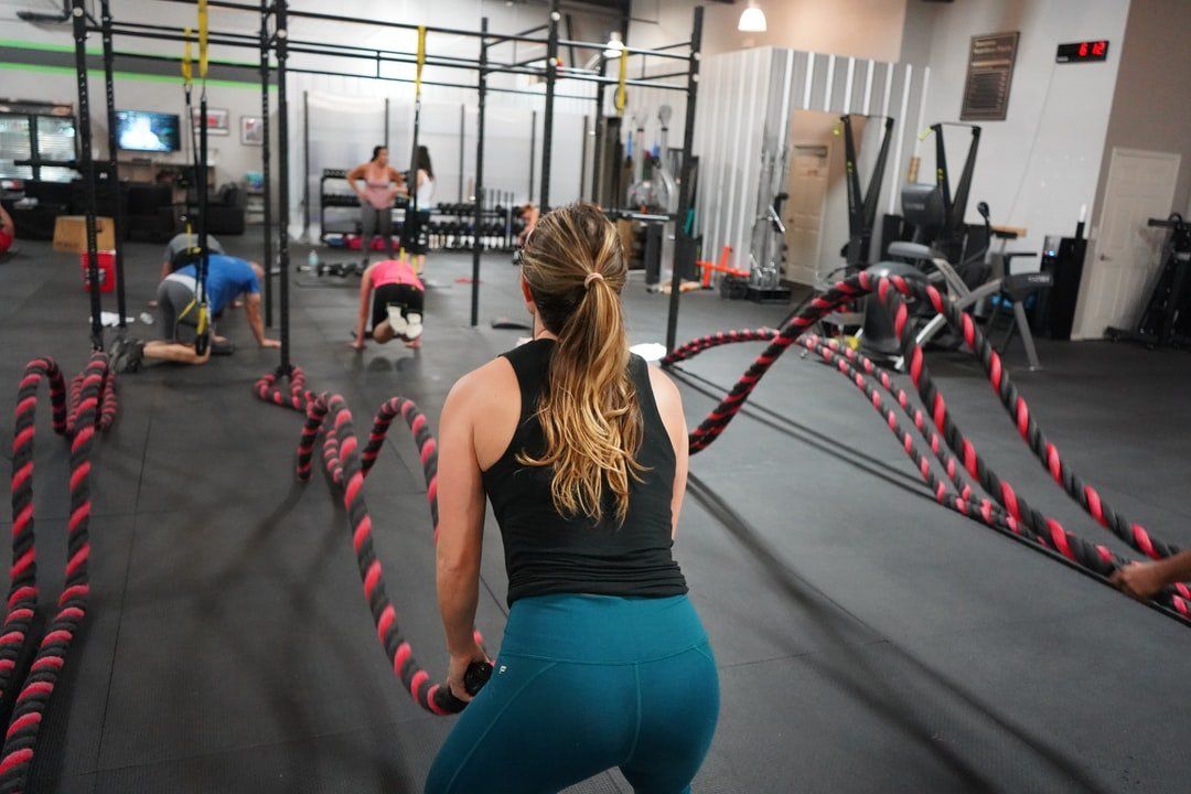Os estúdios oferecem um espaço mais privado para as pessoas praticarem exercícios com segurança.