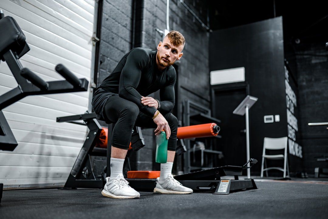 Para escolher entre a musculação ou cross fit, procure orientação de um personal trainer para saber qual atividade é melhor para seu objetivo.