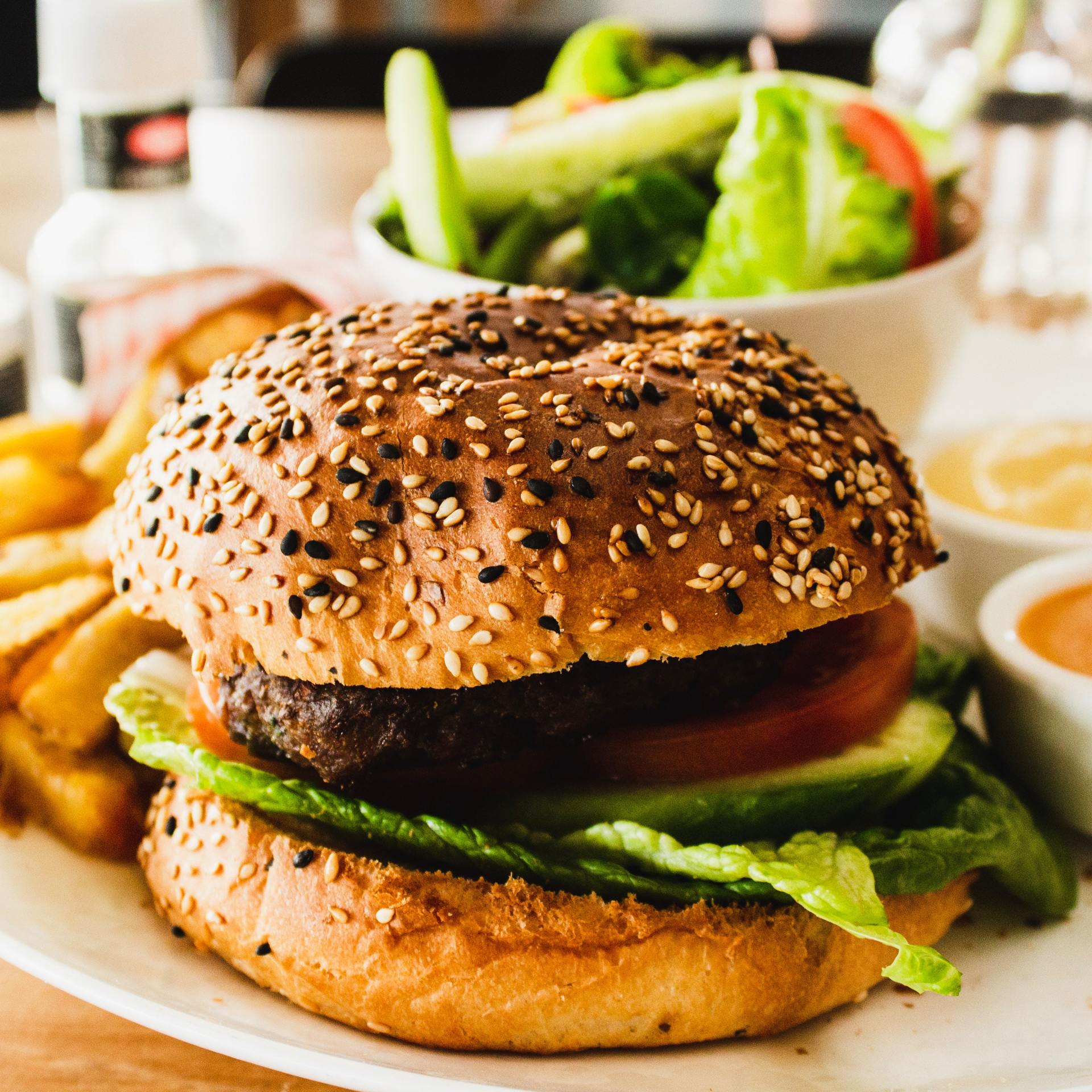 Comer bem também pode ser saudável. Opte por um cheeseburguer  fit em suas refeições.