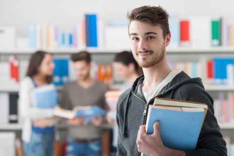 giovane studente con libri