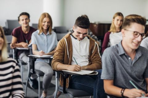 ragazzi ad un corso per conseguimento diploma