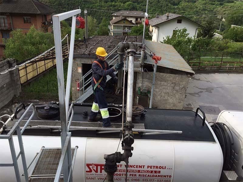 operaio durante una fornitura a domicilio