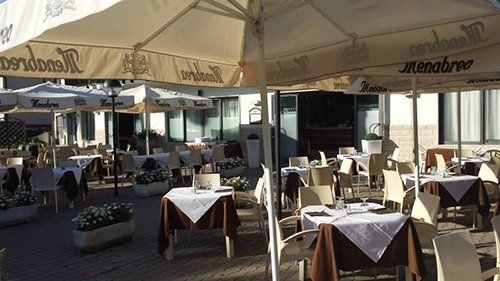 tavoli di un ristorante all'aperto