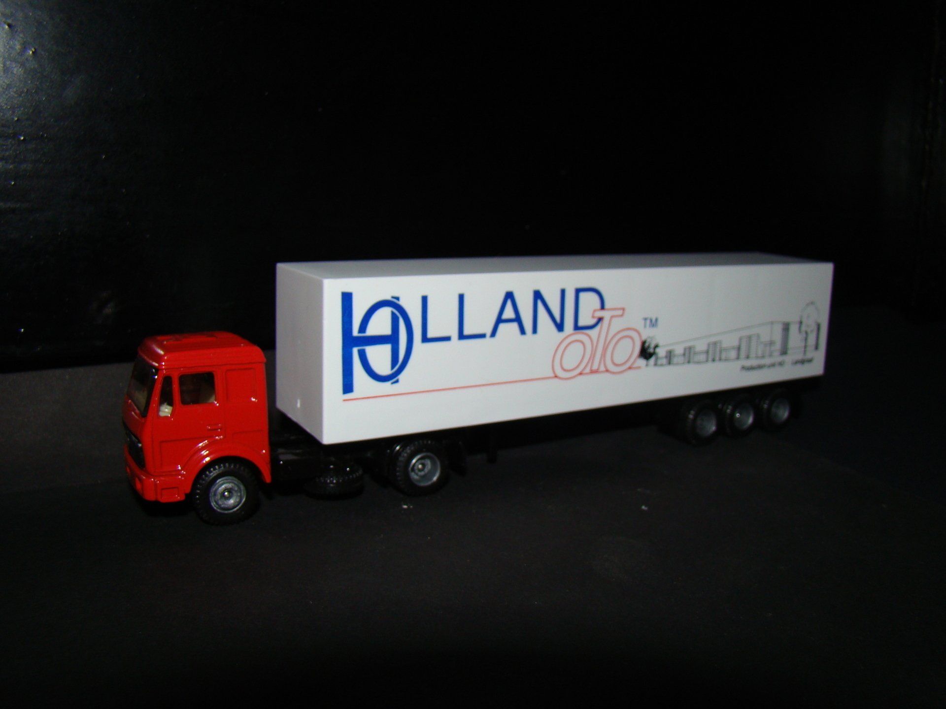 Holland OTO MB Rode Trekker - bedrijfspand afb. op oplegger