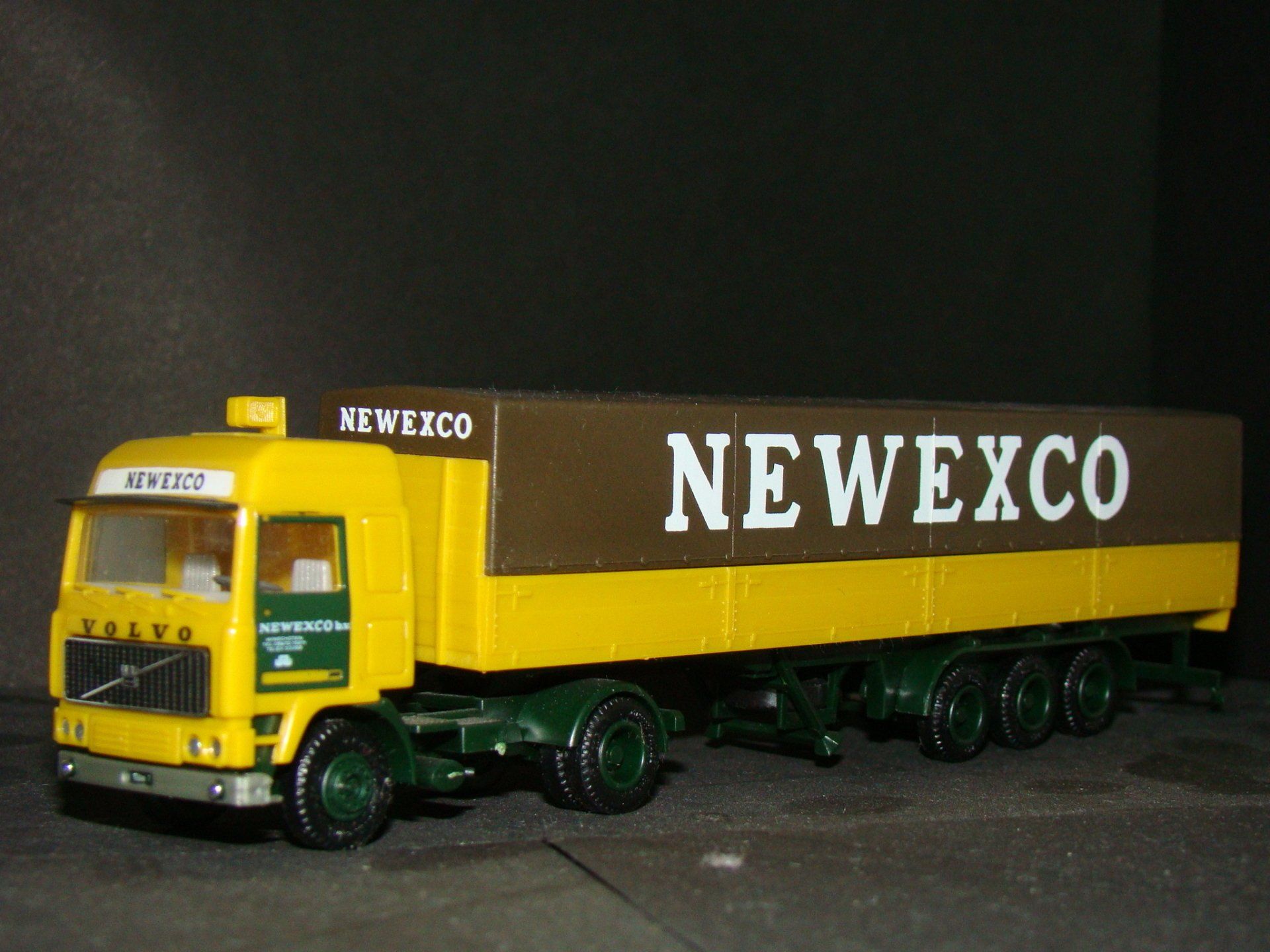 Newexco Herpa Volvo F12 Globertrotter  Bruine Cabine Opdruk