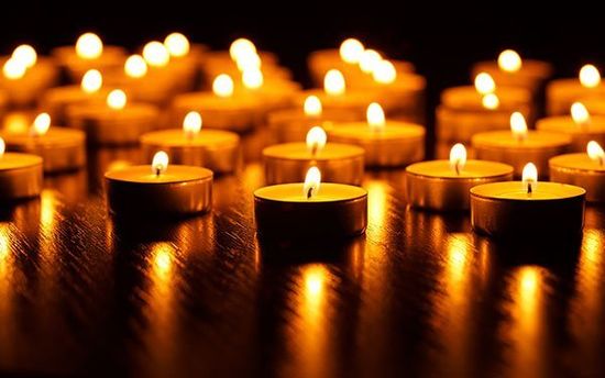 candele accese in fila