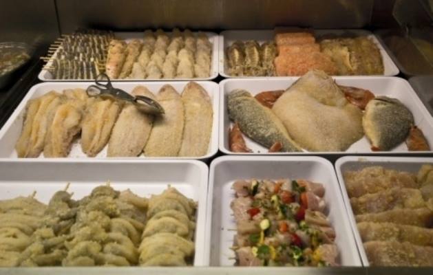 banco di pesce pronto da cuocere