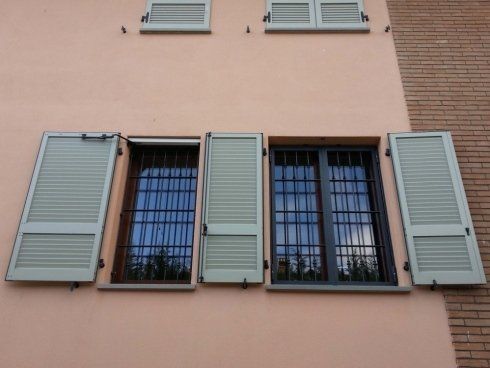 Finestre in alluminio sulla facciata di un palazzo