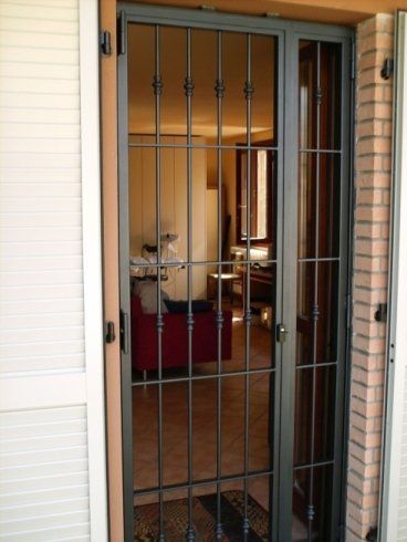Ingresso di un appartamento con cancello in ferro