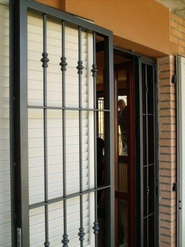 Porta di ingresso con inferriata