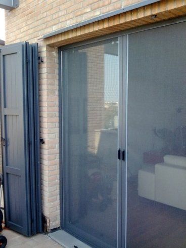 Ingresso di un appartamento con zanzariere semi-trasparenti