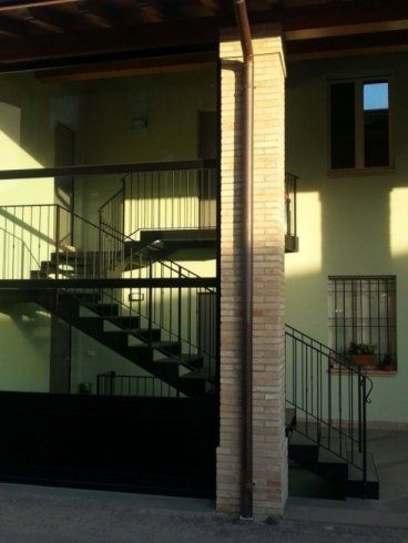 Rampe di scale nere con infissi decorativi