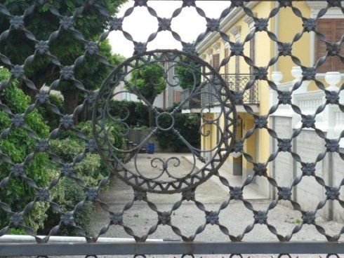 Ringhiera in ferro con geometria romboidale