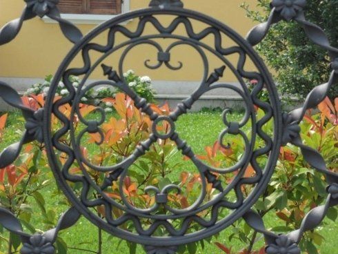 particolare decorativo di una ringhiera in ferro