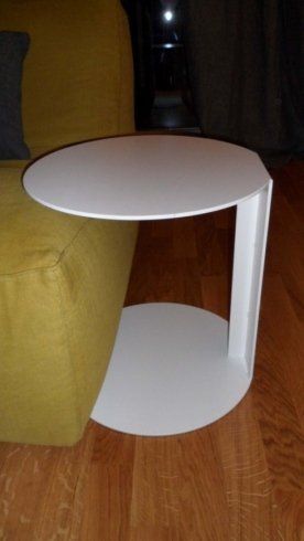 Divano giallo con tavolino bianco