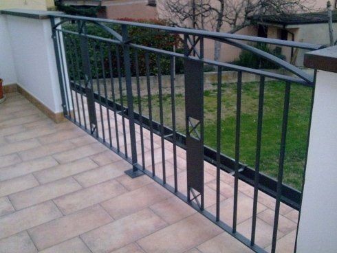 Cancello di un giardino con ringhiere in ferro