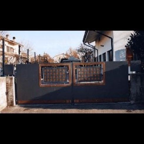 Cancello d'ingresso con decorazione in legno