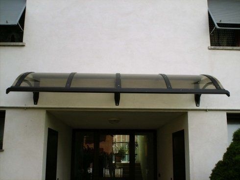 Portone di ingresso con parasole curvo