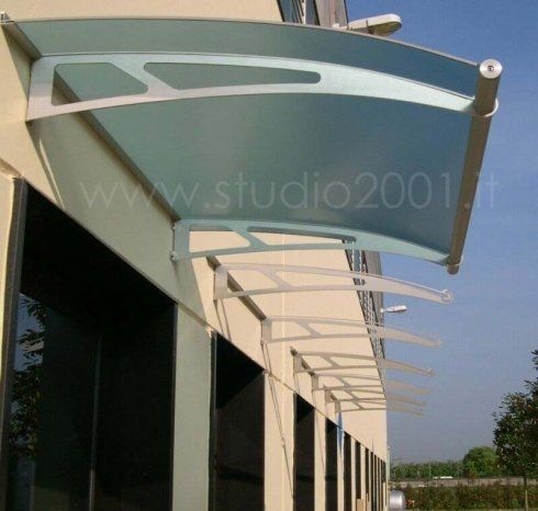Parasoli decorativi all'esterno di un edificio