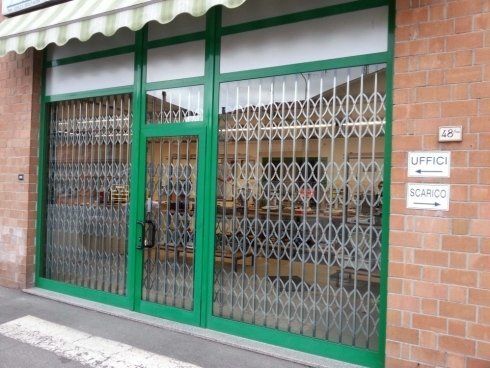 Entrata di un negozio con parasole