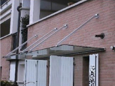 Muro di mattoni con infissi in ferro