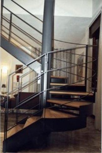 Rampa di scale con scalini in legno