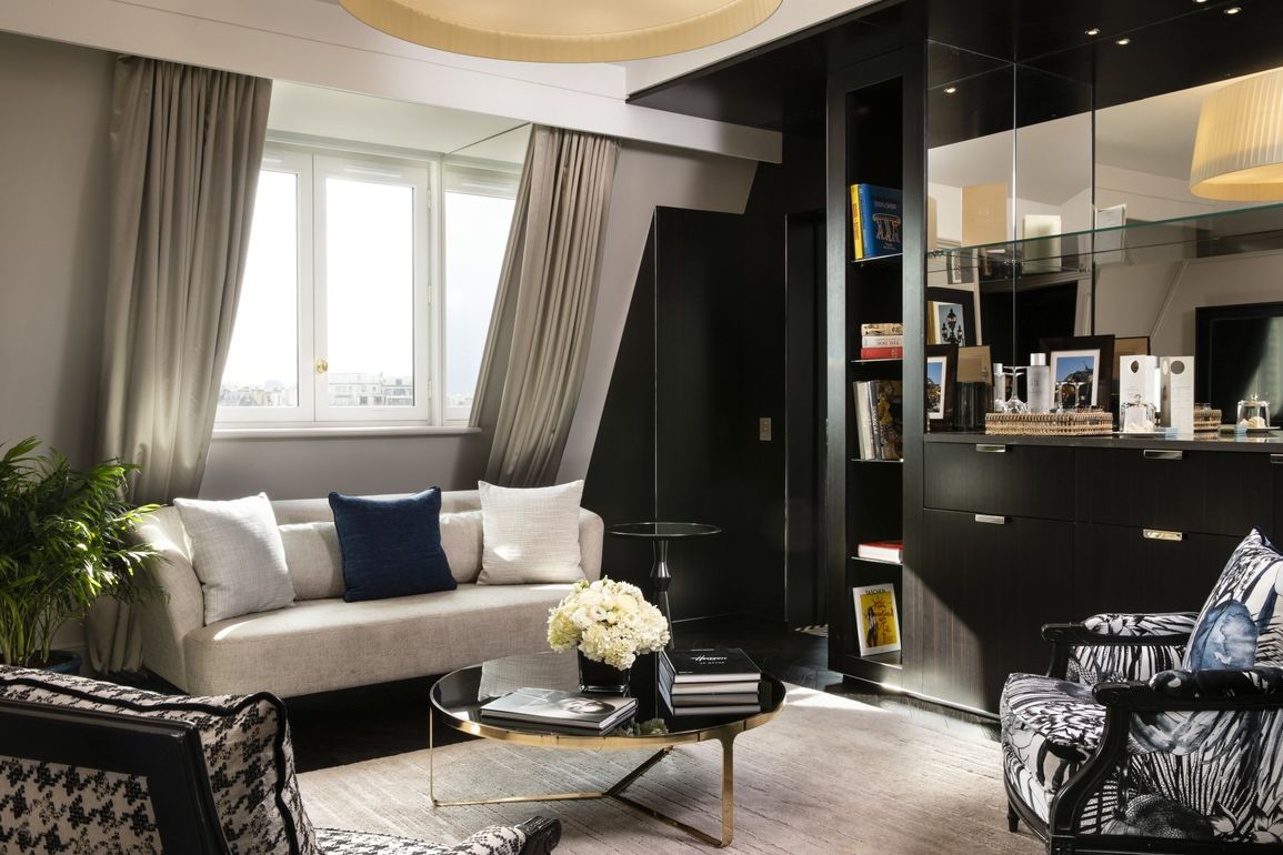 Un salon avec un canapé, des chaises et une table basse