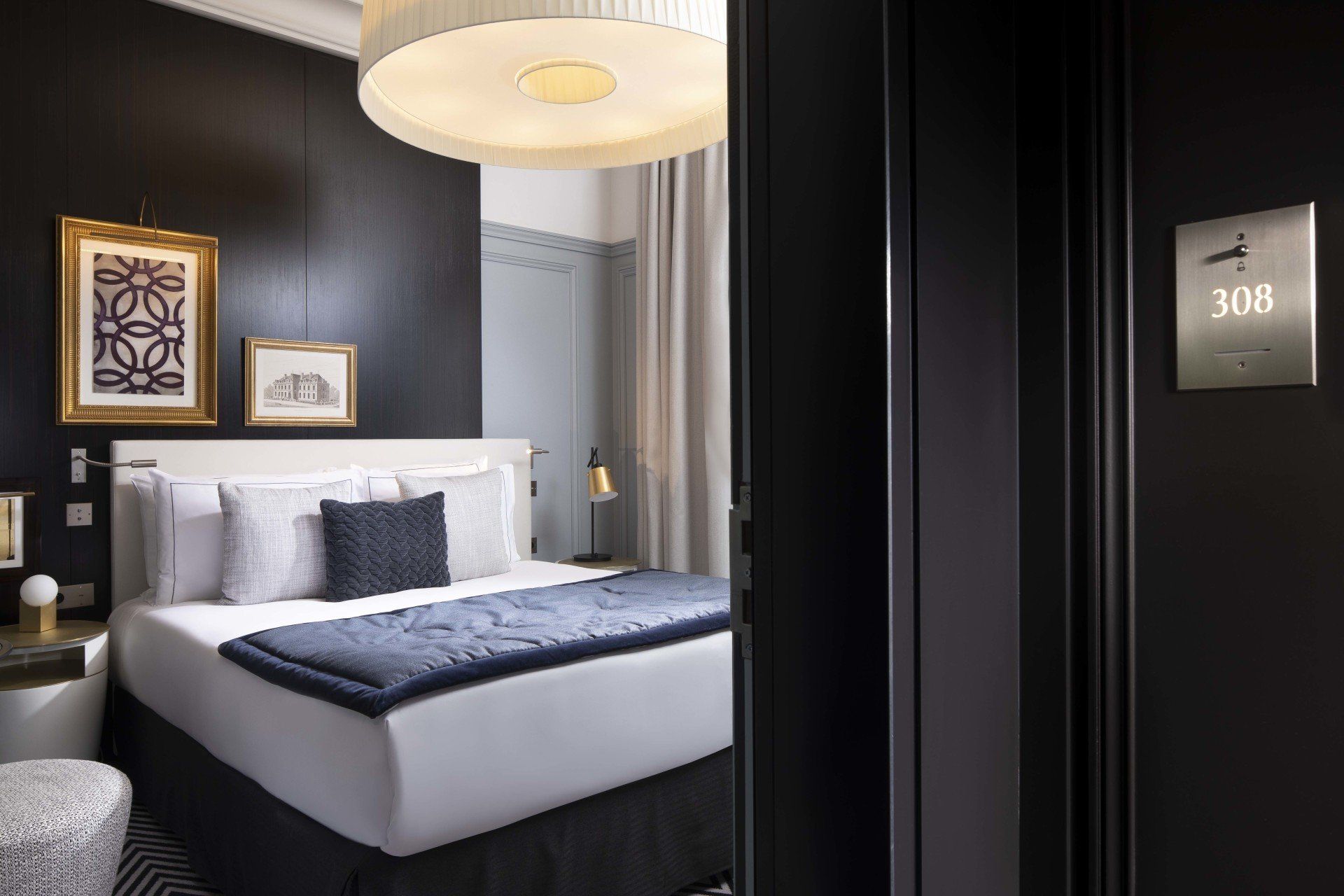 Une chambre d'hôtel avec un grand lit et un panneau indiquant 308