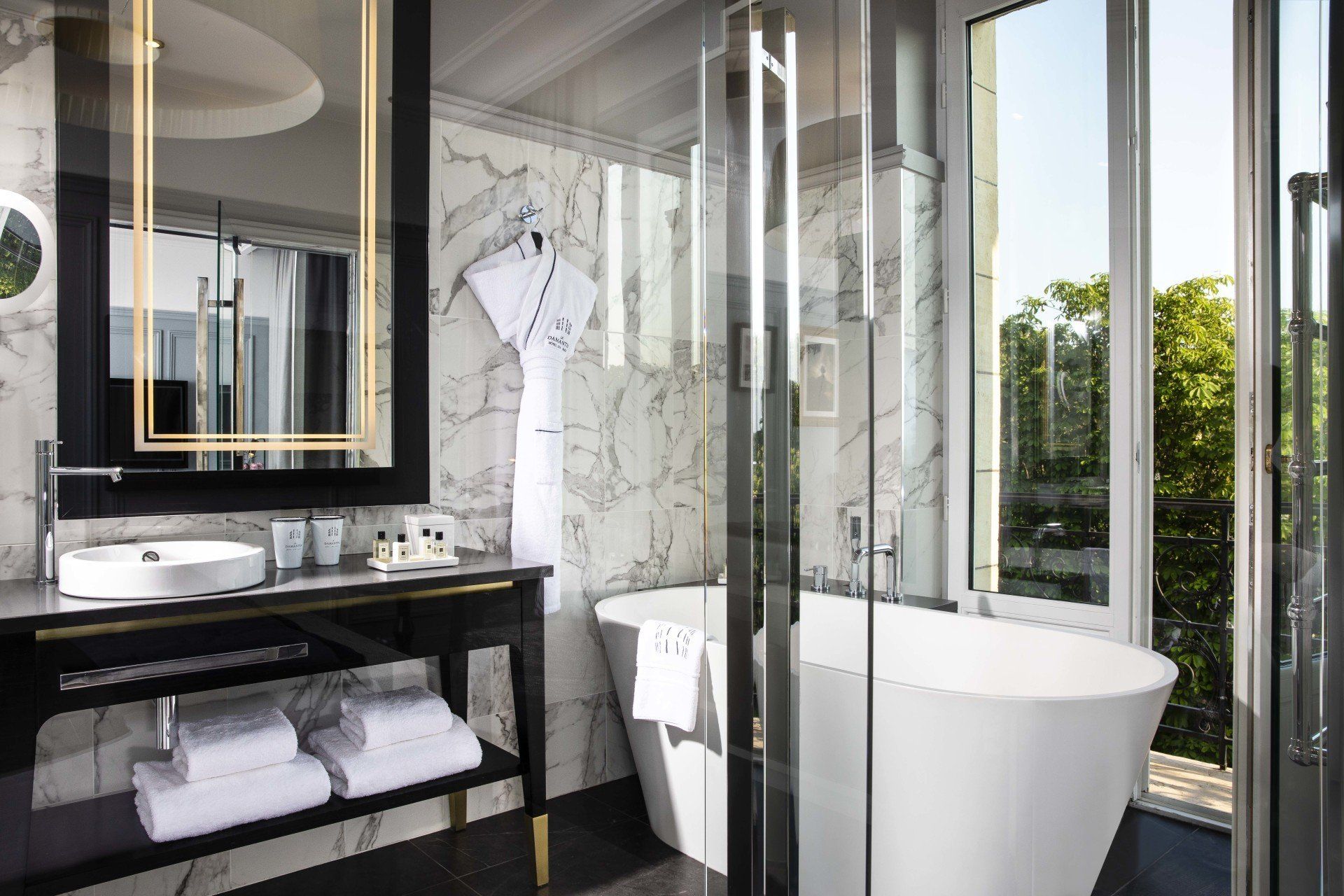 Une salle de bain avec baignoire, lavabo et miroir.