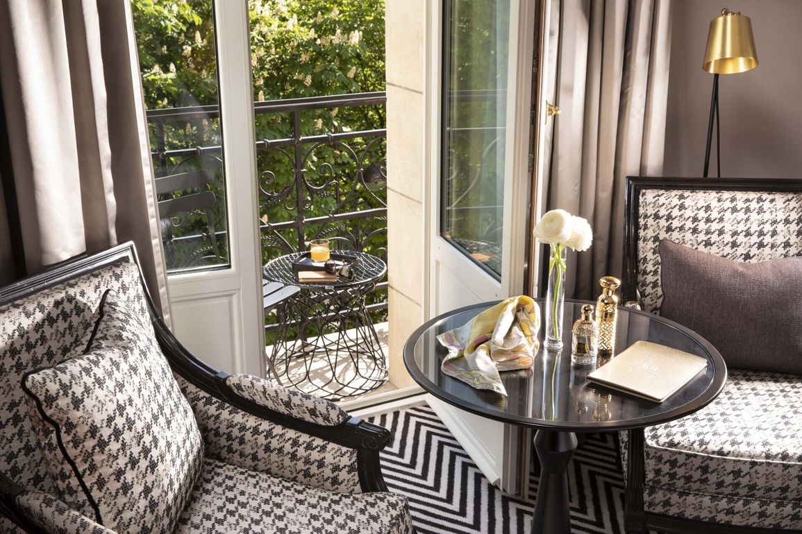 Un salon avec une table et des chaises et un balcon.