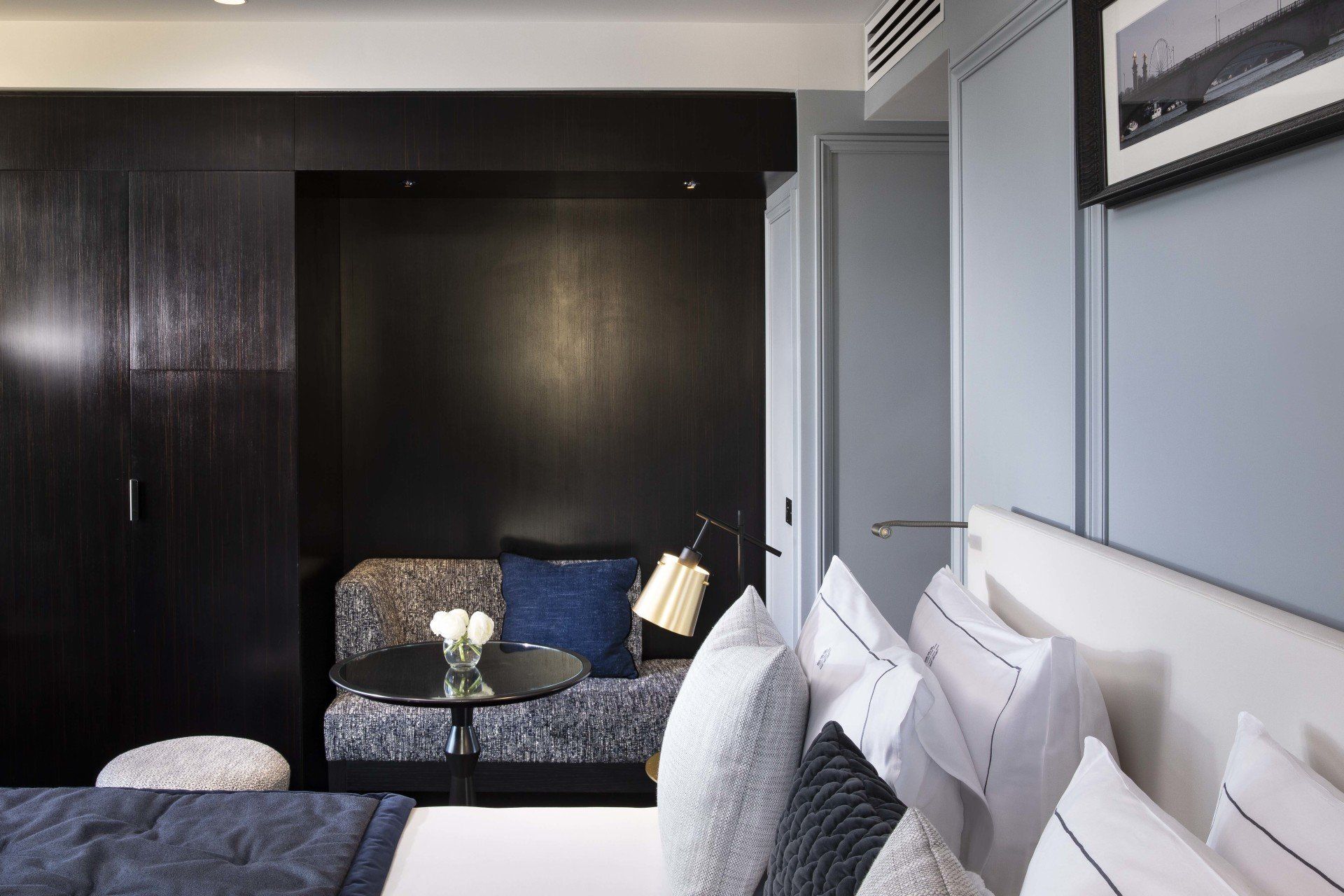Une chambre d'hôtel avec un lit et un canapé