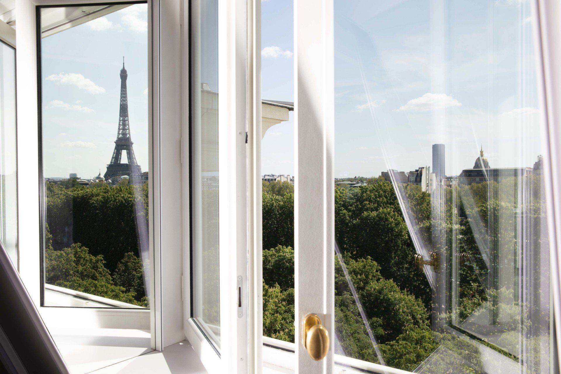 Il y a une vue sur la tour Eiffel à travers la fenêtre.