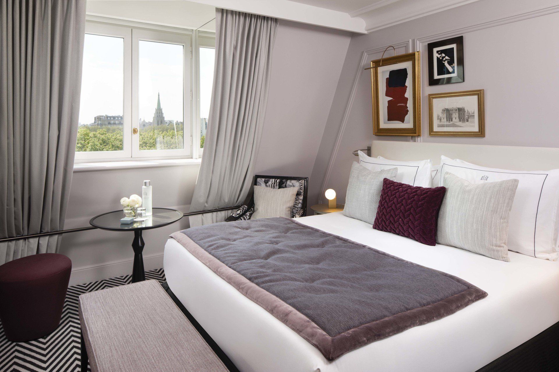 Une chambre d'hôtel avec un grand lit et une table