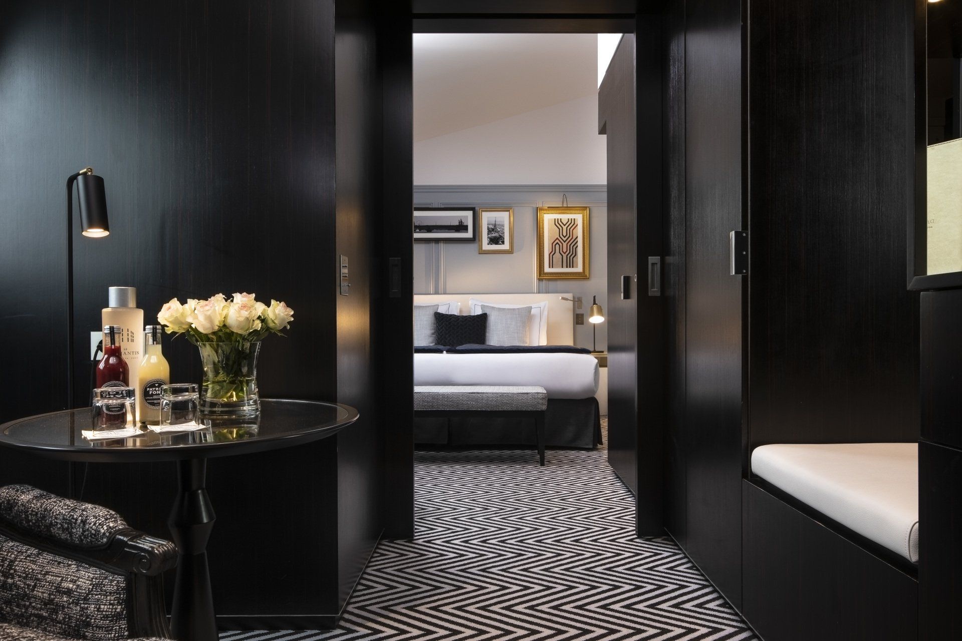 Une chambre d'hôtel avec une table, des chaises et un lit