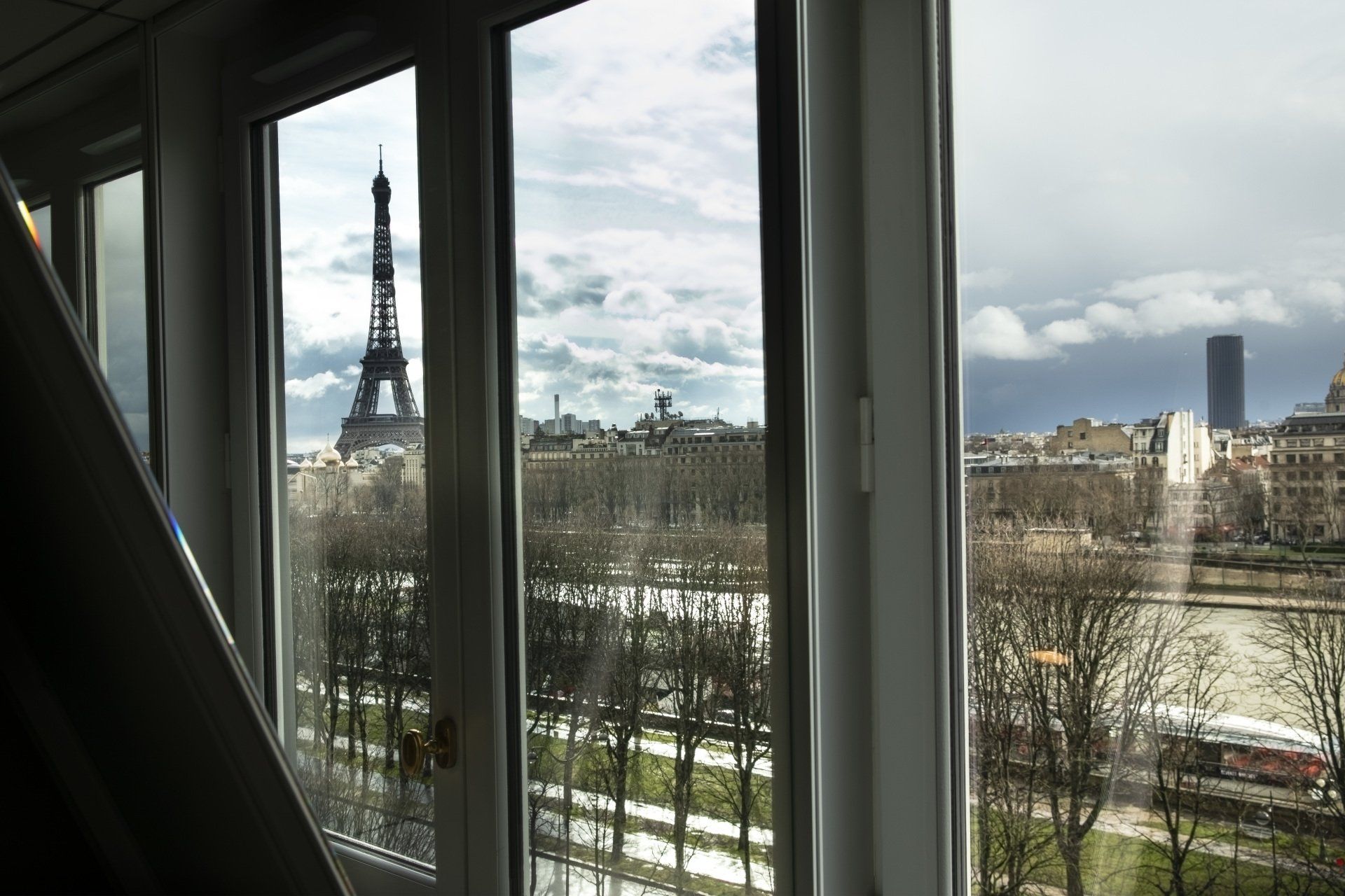 Une fenêtre avec vue sur la tour eiffel à paris