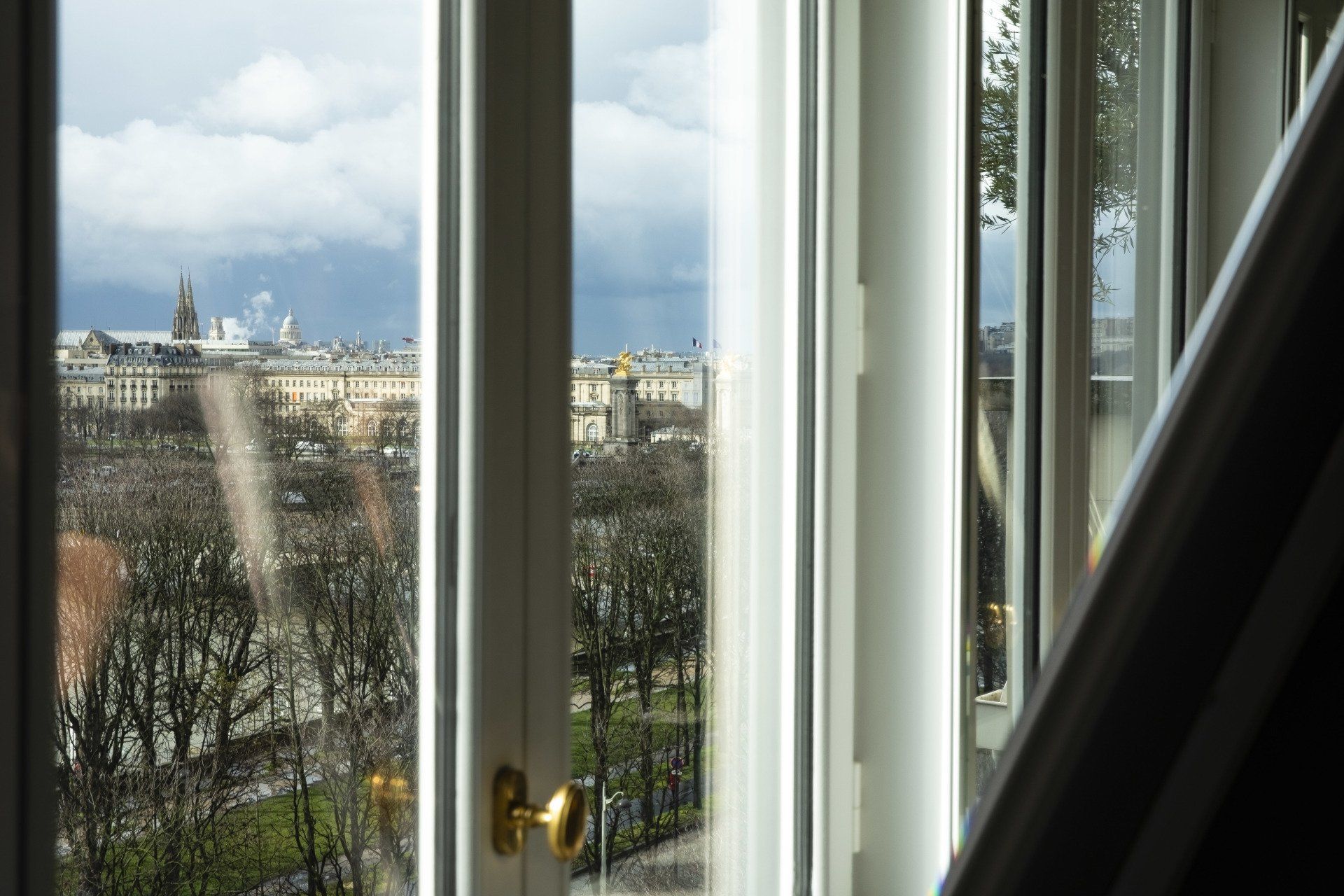 Il y a une vue d'une ville à travers une fenêtre.