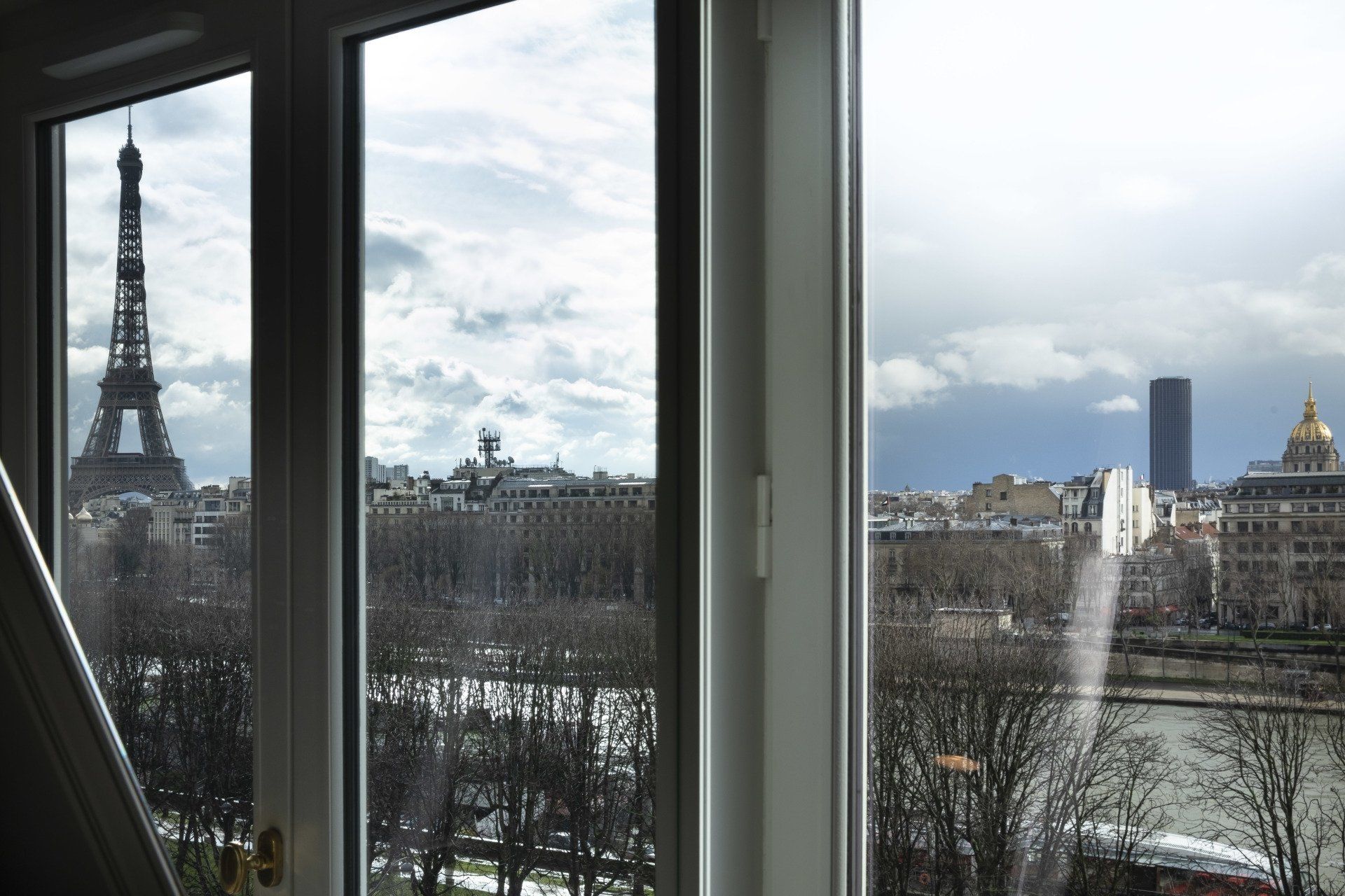 Une vue de la tour Eiffel depuis une fenêtre