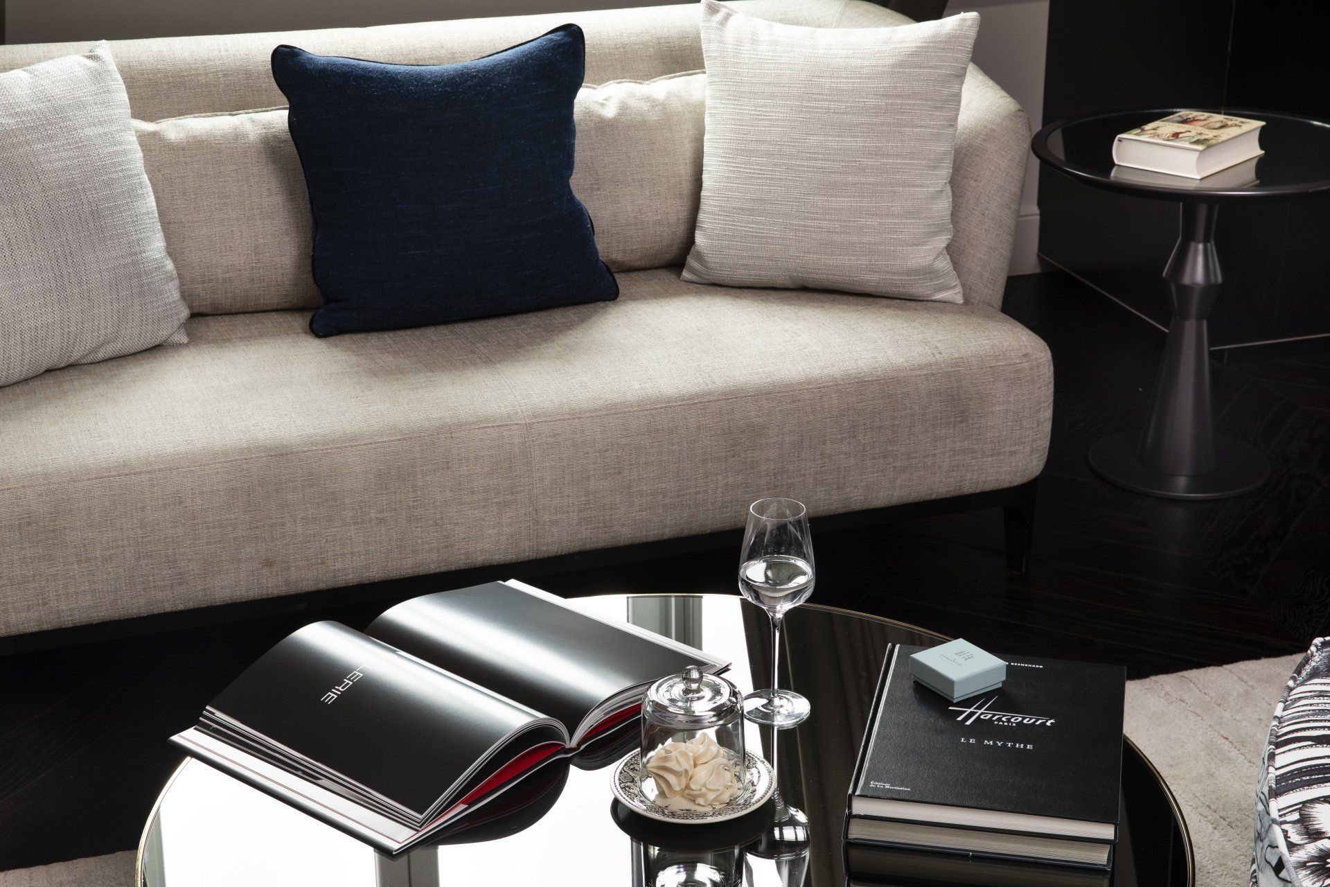 Un salon avec un canapé et une table basse