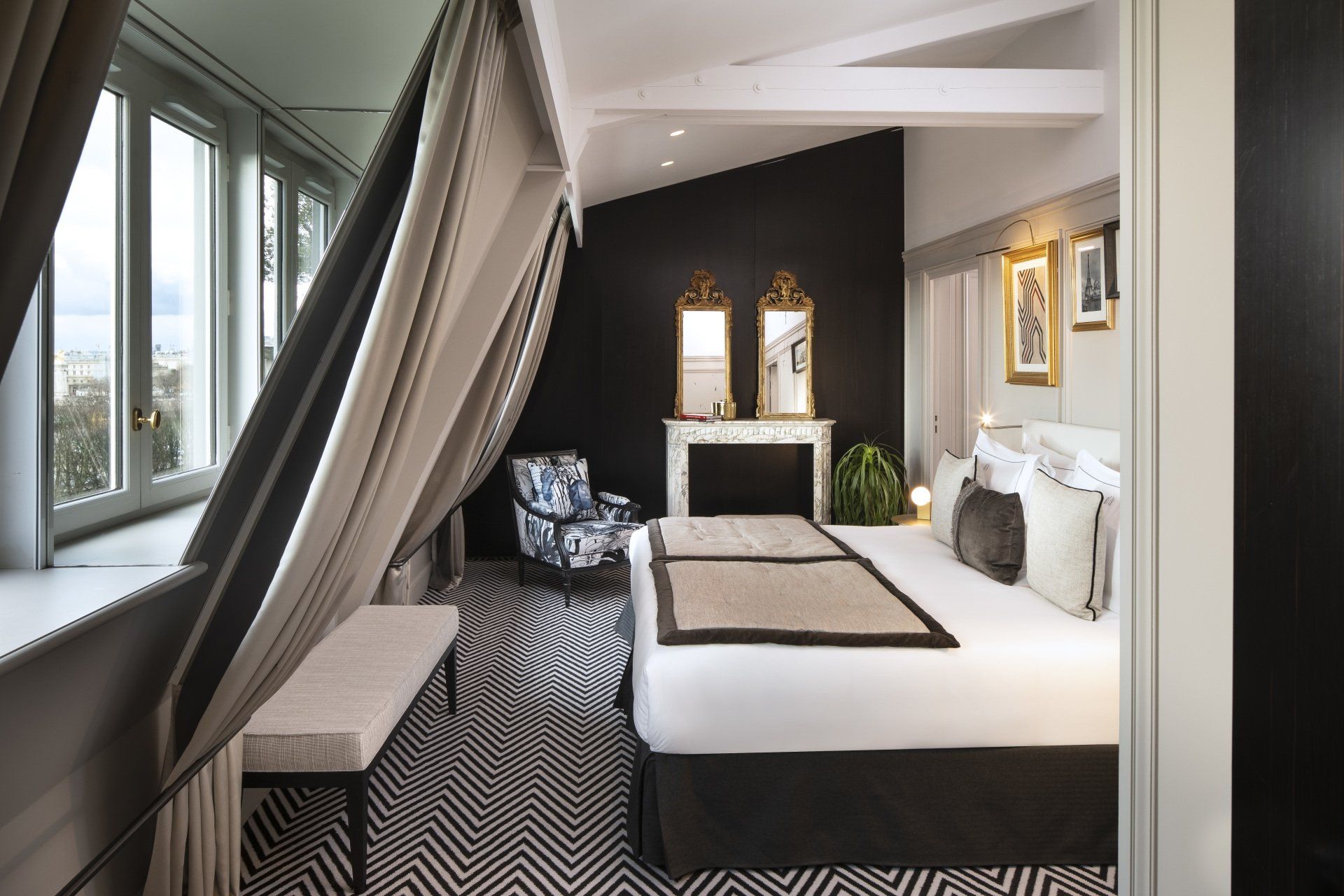 Une chambre avec un lit king size et une cheminée