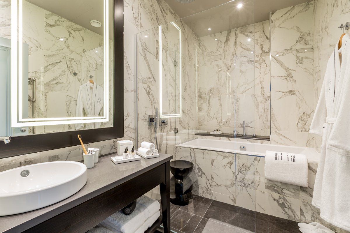 Maison Bourgeoise le Damantin -salle de bain de la chambre deluxe
