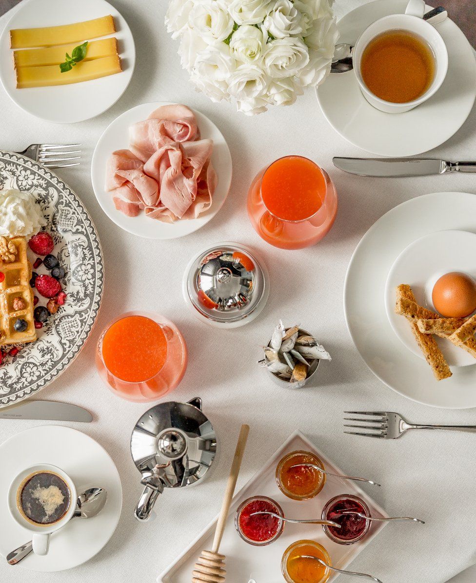 Une table surmontée d'assiettes de nourriture et de boissons