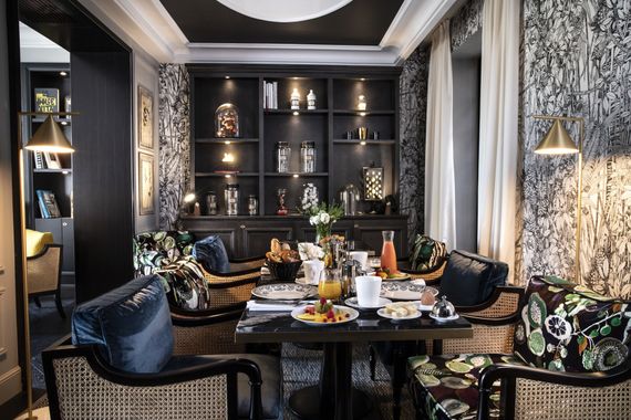 Une salle à manger avec une table et des chaises remplies de nourriture.